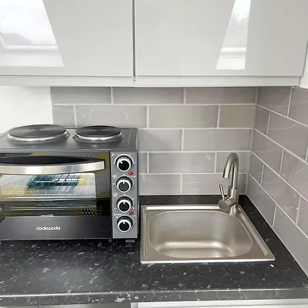 Modern 8 Bedroom House In South London